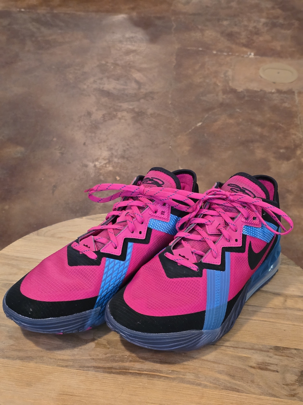 Nike LeBron 18 Low Neon Nights Fireberry Black Blue Men’s Size 9.5 CV7562-600